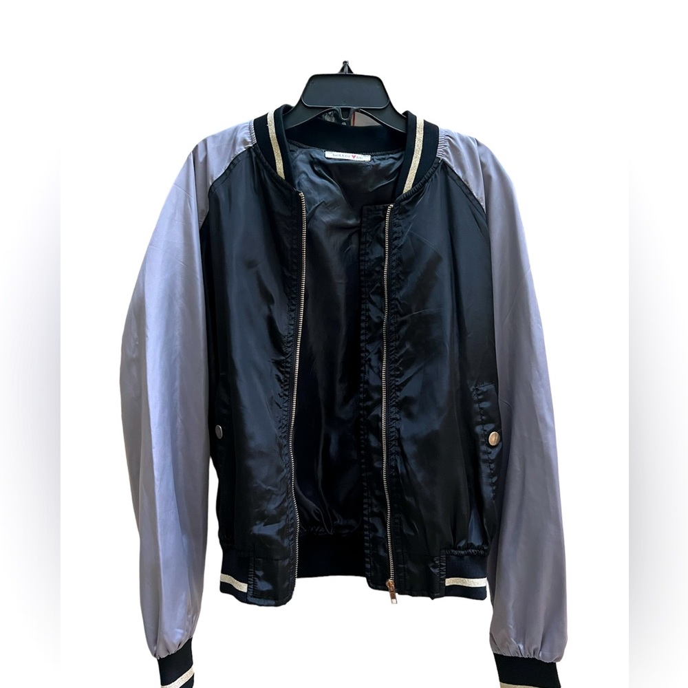 Wind breaker style jacket by “better be”. Great style for when it’s cool outside